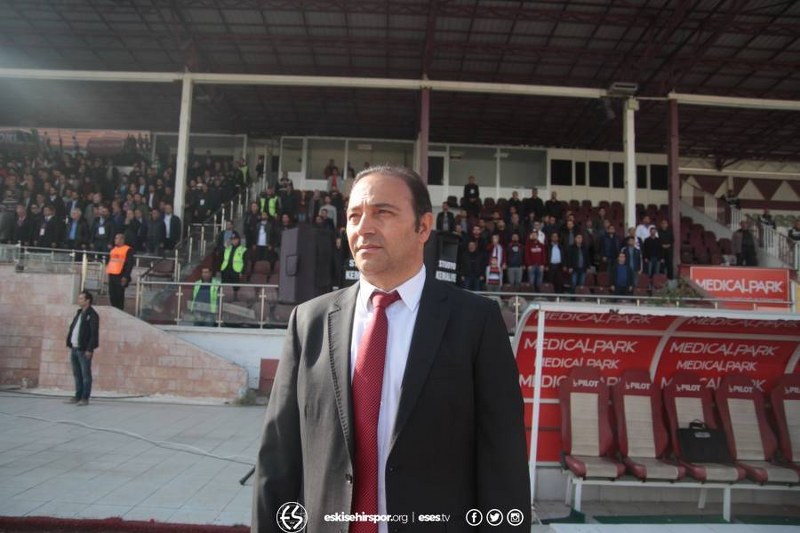 Haftasonu oynanan Elazığspor Eskişehirspor maçında hakemin kararına itiraz edip sahaya giren Fuat Çapa, hakem tarafından  tribüne gönderilmişti.