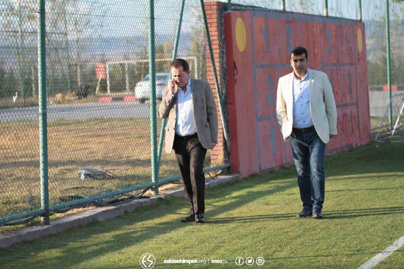 Teknik Direktör Fuat Çapa yönetimindeki antrenman yaklaşık 70 dakika sürdü. Eskişehirspor Kulübü Başkanı Halil Ünal antrenmanı yakından takip etti. 
