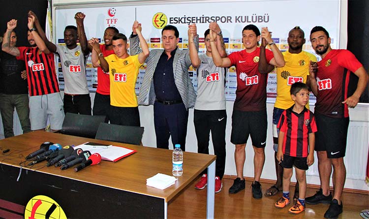 Eskişehirspor'da 8 futbolcu ile toplu imza töreni düzenlendi.