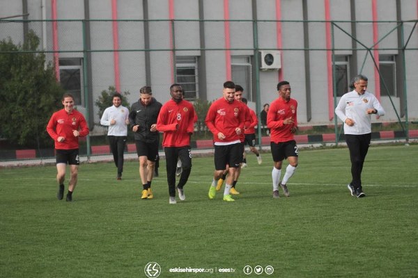 Eskişehirspor, Spor Toto 1. Lig'in 33. haftasında sahasında karşılaşacağı Adanaspor maçının hazırlıklarına başladı. Ligde kalmayı garantileyen futbolcuların neşesi görülmeye değerdi.