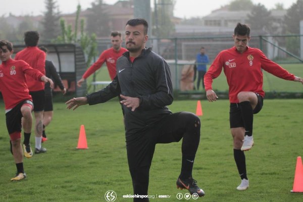 Eskişehirspor, Spor Toto 1. Lig'in 33. haftasında sahasında karşılaşacağı Adanaspor maçının hazırlıklarına başladı. Ligde kalmayı garantileyen futbolcuların neşesi görülmeye değerdi.