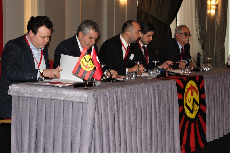 Eskişehirspor'da Olağanüstü Seçimli Genel Kurul Toplantısı sert tartışmalara sahne oldu.
