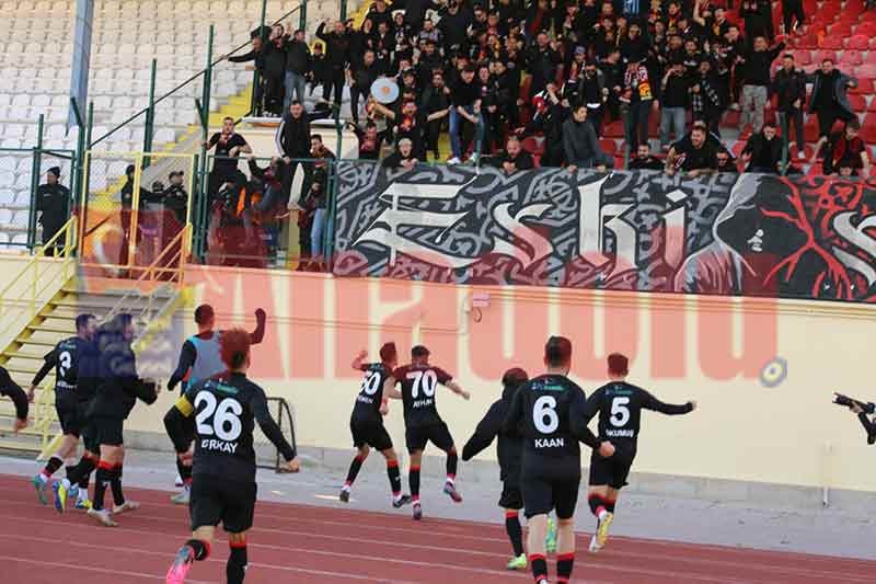 Eskişehirspor, TFF 3. Lig'de 1922 Konyaspor'u 90+3'te gelen golle mağlup edince, uzun süredir beklenen galibiyet böyle kutlandı