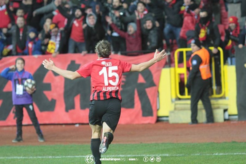 Eskişehirspor, Spor Toto Süper Lig'in 15. haftasında ağırladığı Altay'ı 1-0 yenerek çok önemli bir galibiyet aldı. Maçtan sonra Eskişehirsporlu futbolcular taraftarlarla birlikte büyük sevinç yaşadı. O anlar görülmeye değerdi... İşte maçtan müthiş kareler...