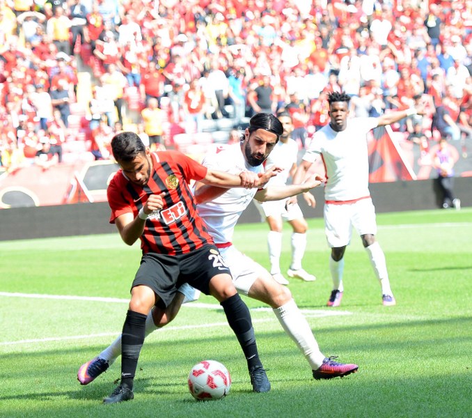 Spor Toto 1. Lig’in 33’üncü haftasında Eskişehirspor Boluspor ile 2-2 berabere kalarak kümede kalmayı garantiledi. Son 5 dakikada gelen iki gol ile bir puan alarak Eskişehir'i bayram yerine çeviren futbolcular ve Yılmaz Vural gözyaşları içinde büyük sevinç yaşadı.
