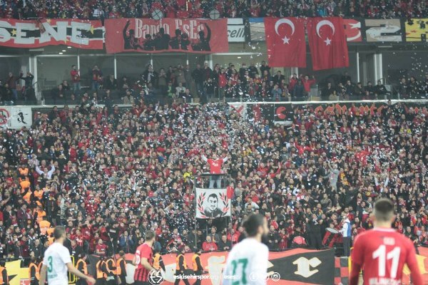 Eskişehirspor ile Denizlispor arasında oynanan karşılaşmada taraftar rekoru kırıldı. 