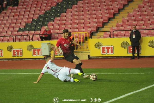Eskişehirspor Spor Toto 1. Lig'in 29. haftasında Elazığspor'u müthiş bir geri dönüş yaparak 3-1 yendi ve altın değerinde 3 puan aldı.
