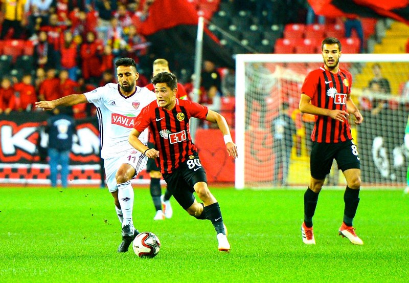 Eskişehirspor, Spor Toto 1. Lig’in 8’inci haftasında Hatayspor’u konuk etti. Sahasında 3 maçta 5 puan toplayan Es Es, Hataysporu da devirerek evindeki yenilmezlik serisini sürdürmek istiyordu ancak maçtan 3-0 mağlup ayrıldı.
