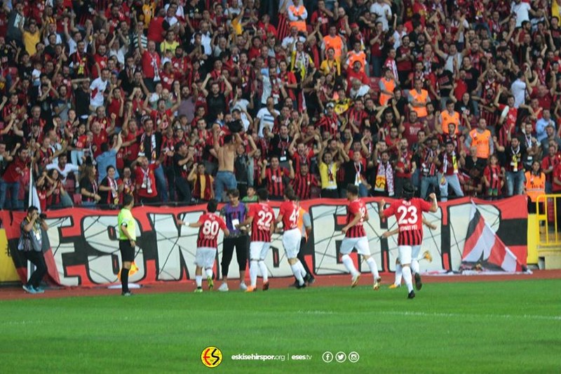 Spor Toto 1. Lig’in 4’üncü haftasında Eskişehirspor sahasında Kardemir Karabükspor’u ağırladı. Eskişehirspor gençlerden oluşan kadrosuyla ilk 3 puanını aldı.
