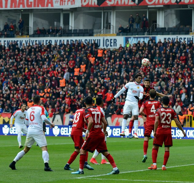 Eskişehirspor, ligin güçlü ve istikrarlı  ekiplerinden Gazişehir Gaziantep FK’ya 4-1 yenildi. Eskişehir Yeni Atatürk stadyumundaki Afrin pankartı dikkat çekti.
