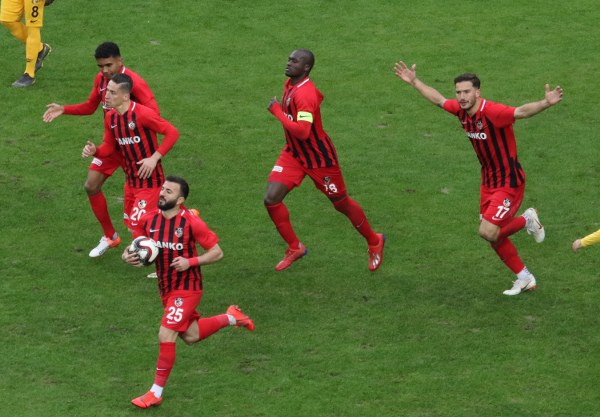 Eskişehirspor, Spor Toto 1. Lig’in 23’üncü haftasında Gazişehir Gaziantep’in konuğu oldu. Karşılaşmanın 2. yarısı başlar başlamaz gol bulduk ancak galibiyeti koruyamayarak 1 puana razı oldu.
