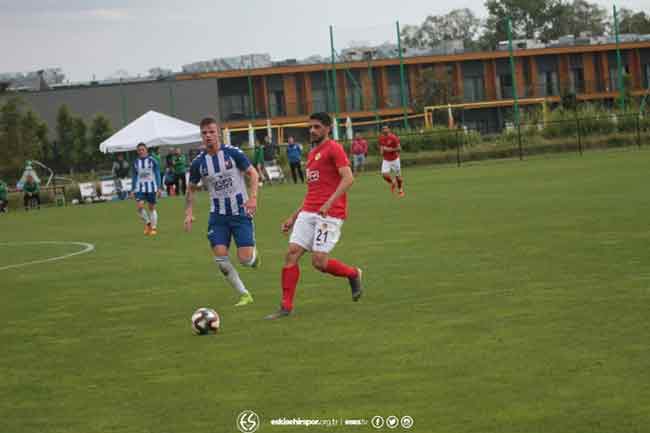 Eskişehirspor, Polonya kampındaki ilk hazırlık maçını kazandı. Polonya 3 Lig takımlarından Wisła Puławy ile karşılaşan Es Es, karşılaşmadan Furgan Polat'ın 33. dakikada attığı penaltı golü ile 1-0 galip ayrıldı.