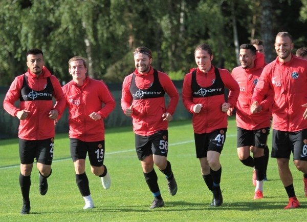  Eskişehirspor, yeni sezon hazırlıklarına Polonya'nın başkenti Varşova'da devam ediyor. Futbolcuların yüzünün gülüyor olması camiayı da mutlu etti ve sezon öncesi umutlandırdı.