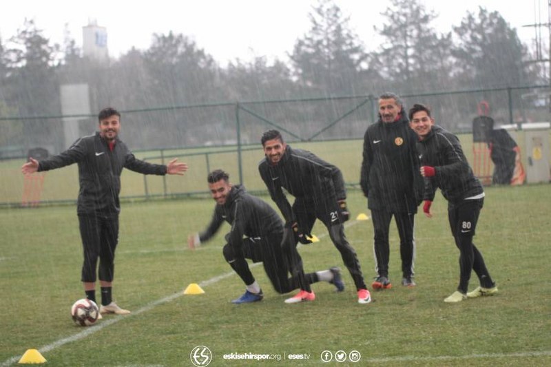 Futbolcuların keyifli olduğu gözlenen antrenmanla ilgili Eskişehirspor resmi sitesinden paylaşılan haber şu şekilde...