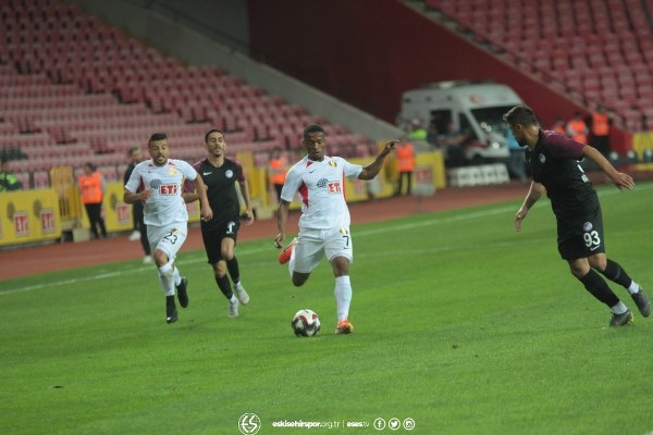 TFF 1. Lig'in ilk hafta kapanış maçında Eskişehirspor ile Keçiörengücü 1-1 berabere kaldı. Maça yine Eskişehirspor taraftarı damga vurdu. İşte karşılaşmadan kareler...