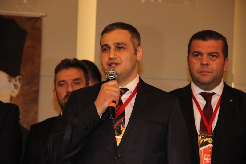 Eskişehirspor Kulübünün seçimli olağanüstü genel kurulunda geçerli sayılan 395 oyun 220'sini alan Kaan Ay, kulübün yeni başkanı oldu.