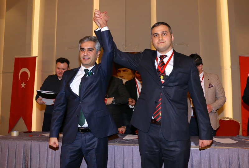 Eskişehirspor Kulübünün seçimli olağanüstü genel kurulunda geçerli sayılan 395 oyun 220'sini alan Kaan Ay, kulübün yeni başkanı oldu.