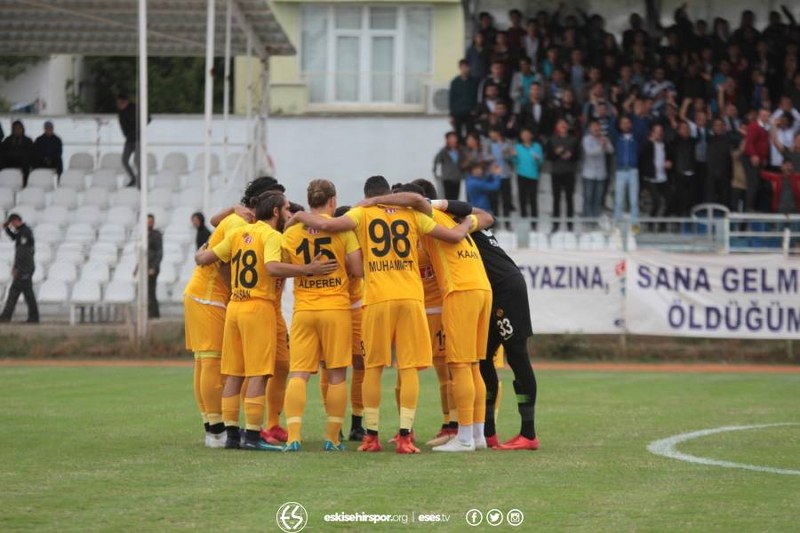 Eskişehirspor, Ziraat Türkiye Kupası 3.eleme turunda deplasmanda Erbaaspor'a 1-0 yenildi ve kupaya erken veda etti. 8 Eskişehirspor taraftarı deplasmanda Eskişehirspor'u yalnız bırakmadı.