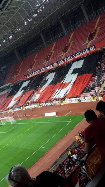 Ligin 3. haftasında oynanan Eskişehirspor Bursaspor maçında binlerce taraftar stadı doldurdu. 