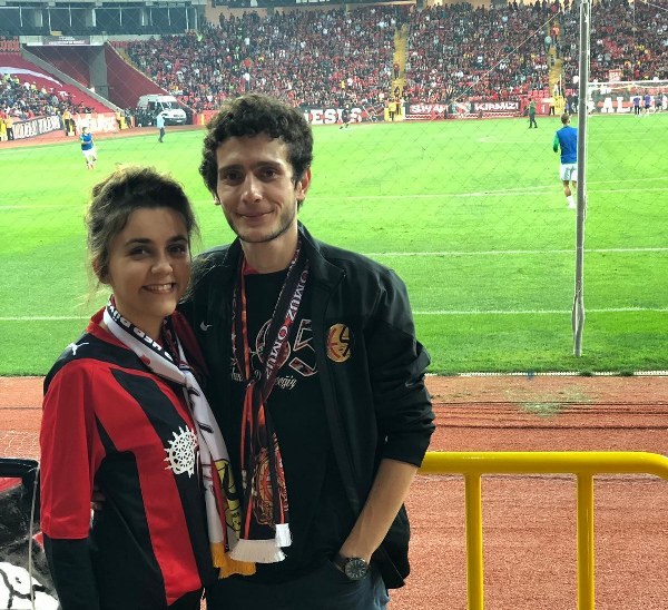 Bu sırada vip tribününde bulunan Emre Angı (29), koyu bir Eskişehirspor taraftarı olan sevgilisi Selin Tomak'a (29) dizlerinin üzerine çökerek evlenme teklifinde bulundu.