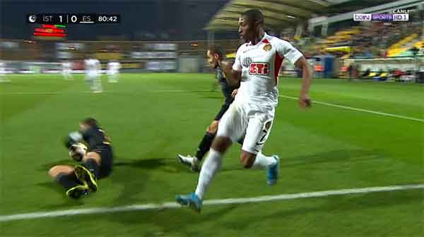 Kayarak müdahale eden İstanbulsporlu futbolcunun yerdeki eline çarpan top kornere gitti ama hakem penaltıyı vermedi.