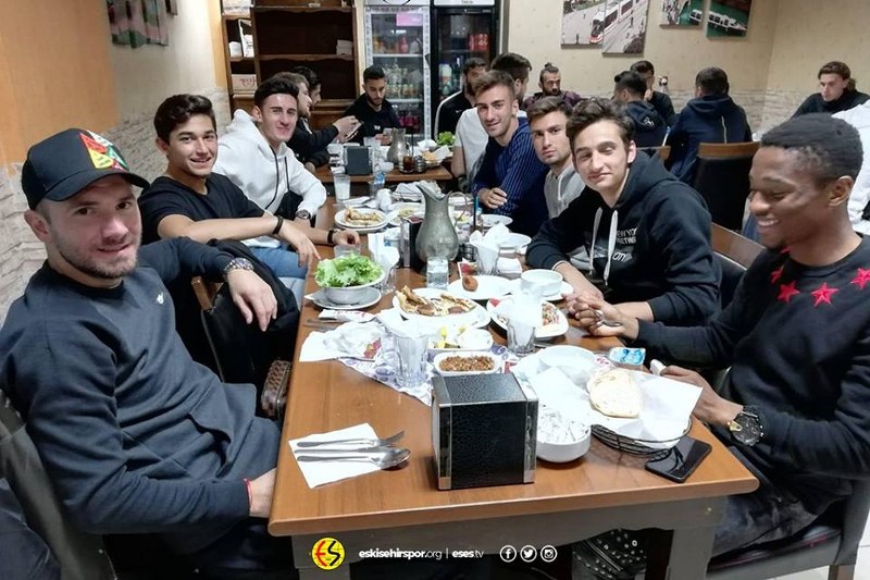 Yemekte konuşan iş adamı Kazım Ay, “ Eskişehirspor bu şehrin en önemli markalarından. Kulübün zor günlerden kurtulması için herkese büyük sorumluluk düşüyor.” dedi.
