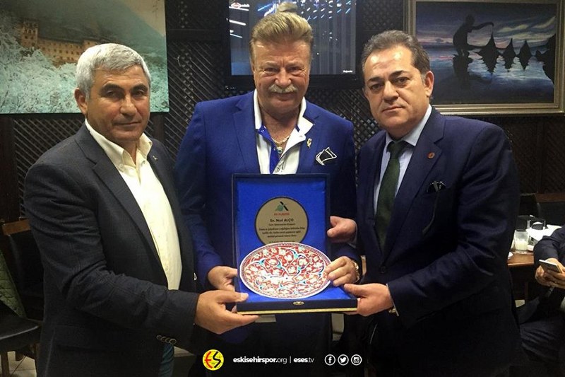 Eskişehirspor eski yöneticilerinden, Ay Plastik Yönetim Kurulu Başkanı Kazım Ay'ın konuğu olan futbolcularımız moral yemeğinde bir araya geldi.
