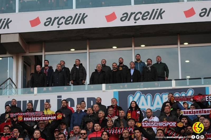 Eskişehirspor'un Çaykur Rizespor'u konuk ettiği maçta özellikle ikinci yarısında kaçan gol pozisyonları hepimizi ayağa kaldırdı.
