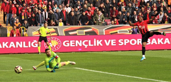 TFF 1. Lig'in 12. haftasında Eskişehirspor, sahasında ağırladığı Büyükşehir Belediye Erzurumspor'a son saniye golüyle 2-1 mağlup oldu. Jesse'nin 3. dakika attığı gol ile öne geçen Es Es 7. dakikada ve 90+3'te yediği gollerle yıkıldı.