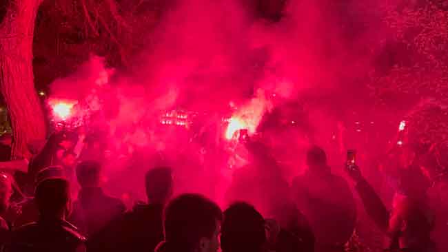 2021-2022 Spor Toto Süper Lig Ahmet Çalık Sezonu’nun 35. haftasında Antalyaspor ile 2-2 berabere kalarak şampiyonluğunu ilan eden Trabzonspor’un taraftarı yurdun dört bir yanında kutlama yaptı.