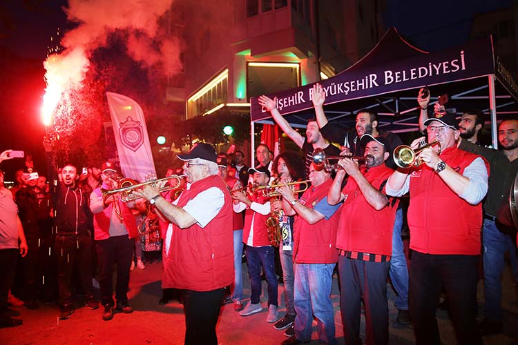 Eskişehir Büyükşehir Belediye Başkanı Yılmaz Büyükerşen’in katkılarıyla her yıl gerçekleştirilen Eskişehirspor Taraftarlar Birliği iftarında, 5 bin 375 kişi bir rekora imza atarak oruçlarını açtılar.