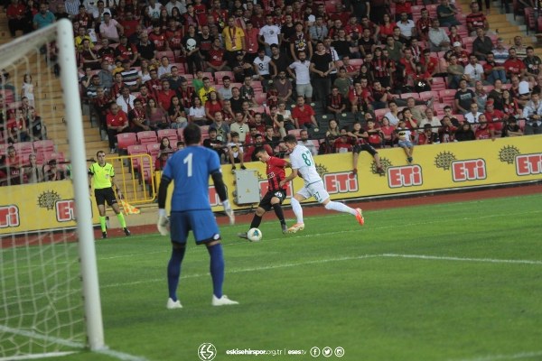 Eskişehirspor'un Konyaspor ile 1-1 berabere kaldığı hazırlık maçını yaklaşık 15 bin taraftar izledi. İşte maçtan ve tribünden fotoğraflar.