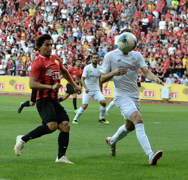 Eskişehirspor'un Konyaspor ile 1-1 berabere kaldığı hazırlık maçını yaklaşık 15 bin taraftar izledi. İşte maçtan ve tribünden fotoğraflar.