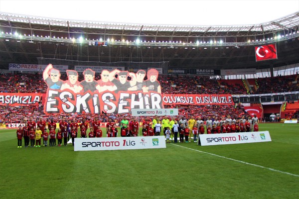 Eskişehirspor taraftarı, Spor Toto 1. Lig'in 24. haftasında sahasında ağırladığı Adana Demirspor maçında muhteşem bir koreografiye imza attı. 
