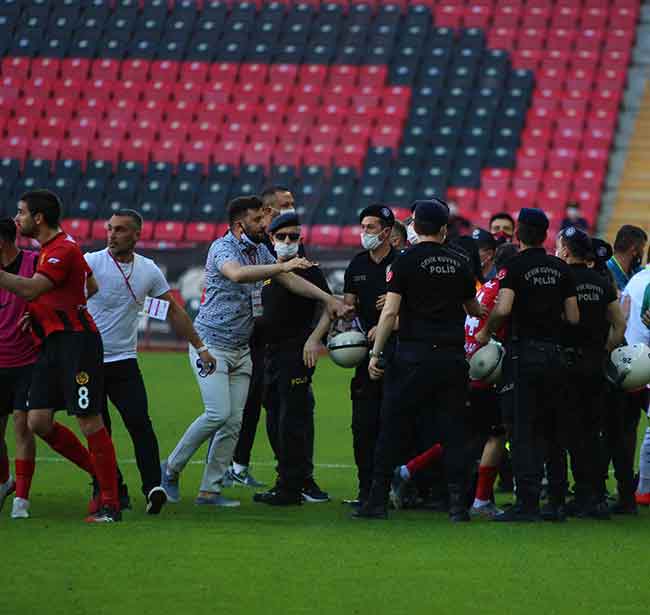 TFF 1. Lig’in 30. haftasında Eskişehirspor, evinde konuk ettiği Altay ile 2-2 berabere kaldı. Bu sonuçla siyah-kırmızılı takım ligin bitimine 4 hafta kala bir alt lige düşmesi kesinleşen ilk ekip olurken, akıllarda maçta yaşanan olaylar kaldı.