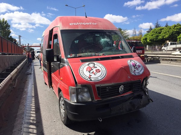 Eskişehir’de, Eskişehirspor U12 oyuncularını taşıyan minibüs zincirleme kazaya karıştı. Üç aracın birbirine girdiği trafik kazasında, U12 antrenörü ve 1 oyuncu ile birlikte toplam 3 kişi yaralandı.