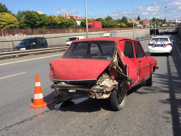 Eskişehir’de, Eskişehirspor U12 oyuncularını taşıyan minibüs zincirleme kazaya karıştı. Üç aracın birbirine girdiği trafik kazasında, U12 antrenörü ve 1 oyuncu ile birlikte toplam 3 kişi yaralandı.