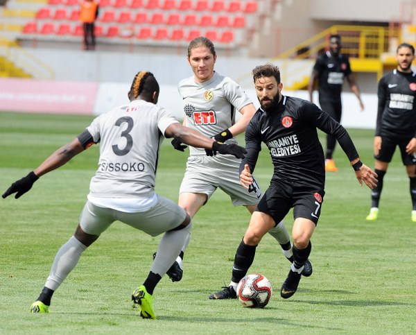Eskişehirspor çok zor bir deplasmandan altın değerinde 1 puan ile döndü. Müthiş bir mücadeleye sahne olan maçta Es Es Ümraniyespor ile 2-2 berabere kaldı ve ligde kalma yolunda çok önemli bir puan aldı.
