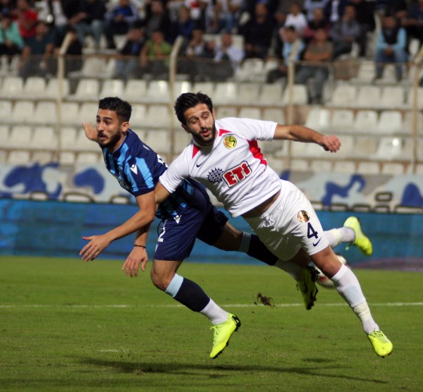 Eskişehirspor TFF 1. Lig’in 11. Haftasında deplasmanda Adana Demirspor’u 3-2 mağlup etti. Takımın sevinci ve birliktelik görüntüleri verdiği fotoğraflar camiayı çok mutlu etti.