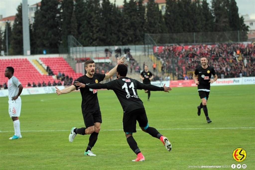 TFF 1. Lig 12. hafta maçında Eskişehirspor, Balıkesirspor Baltok’u deplasmanda 3-2 yendi. 