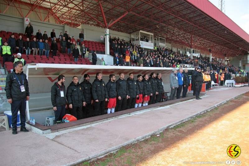 TFF 1. Lig’in 16’ncı haftasında Eskişehirspor Boluspor’a konuk olduğu maçı 3-0 kaybetti. Bu skorla Eskişehirspor 18 puanda kaldı, Boluspor puanını 23’e yükseltti. Eskişehirsporlu taraftarlar Bolu'ya adeta çıkartma yaptı ve tribün şovuyla takımına destek oldu.
