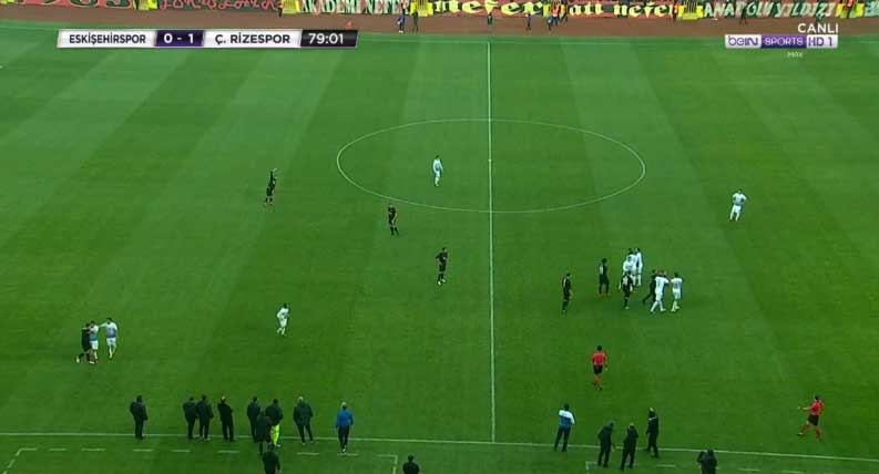 Özellikle maçın ikinci yarısında Eskişehirspor’un çok baskılı ve peş peşe pozisyonlara girdiği sıralarda dakikalar 79’u gösterirken Eskişehirspor yarı sahasında yaşanan bir pozisyon sonrası sinirler gerildi.