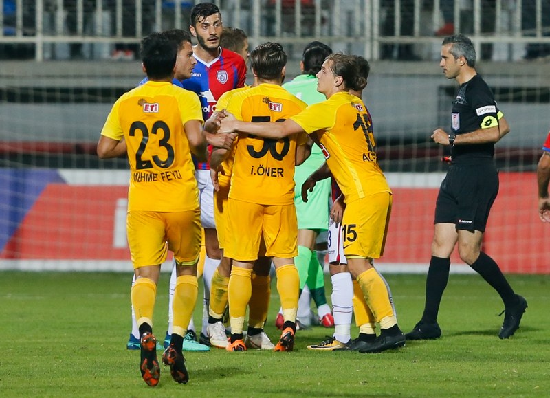 Eskişehirspor Altınordu deplasmanında 10 kiş kalan rakibine 2-0 yenildi.