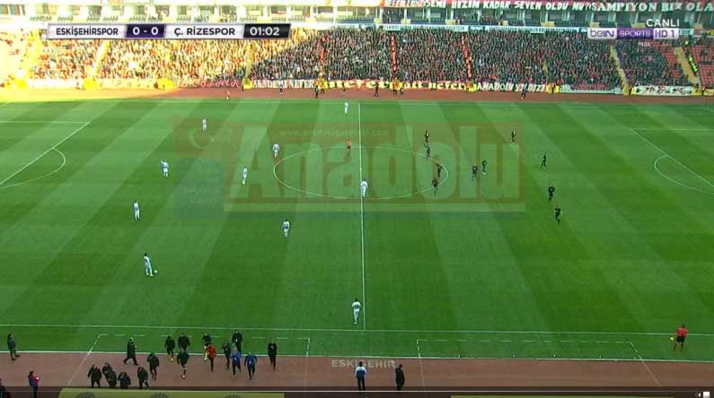 Rizespor maçının başlamasıyla Eskişehirsporlu futbolcular orta sahada tribünleri alkışladı. Çaykur Rizesporlu futbolcular kendi aralarında top çevirdi. Yedek kulübesi de o an ayakta bekledi.