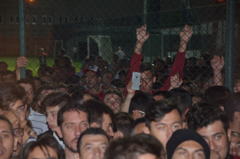 Eskişehirspor yönetimi lisans krizini çözmek için uğraşırken Eskişehirsporlu taraftarlar da tesislere akın etti.