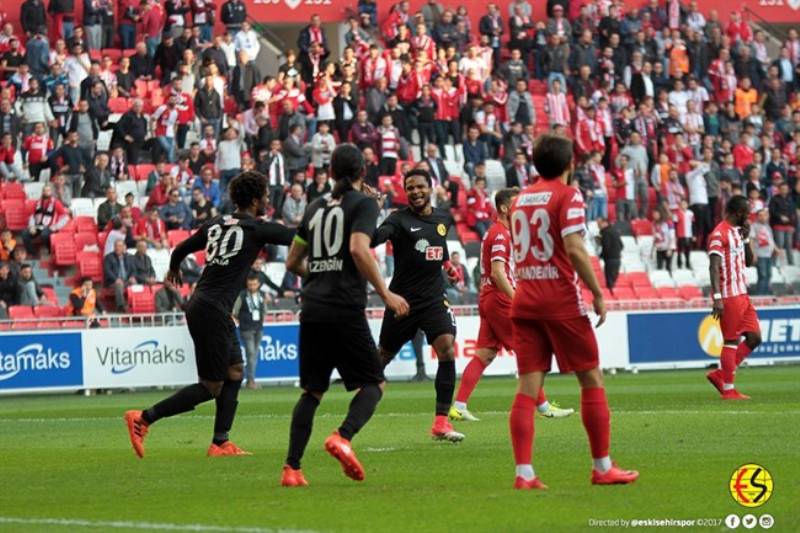 Eskişehirspor TFF 1. Lig’in 14. Haftasında Samsunspor maçında 4 golle şov yaptı. Gollerimiz Ofoedu (2), Bruno ve Erkan Zengin’den geldi. Bu galibiyet bize ilaç gibi geldi, puan sıralamasındaki yükselişimiz bu hafta da sürdü. Eskişehirspor bu galibiyetle puanını 15’e yükseltti.