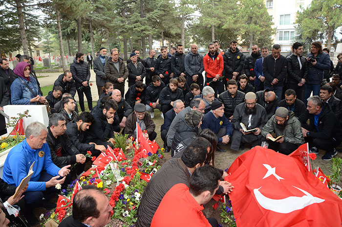 Eskişehir'de son yolculuğuna uğurlanan Mithat Dunca'nın vasiyeti üzerine Eskişehirsporlu oyuncular bugün şehitliği ziyaret etti. 