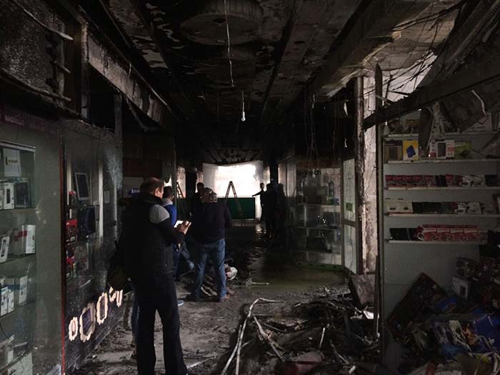 Eskişehir’de bir alışveriş merkezinde bulunan bilgisayar işletmesinde açık bırakılan bilgisayarlardan dolayı çıkan yangında bir dükkan tamamen yanarken yaklaşık 300 bin liralık zarar meydana geldi. 