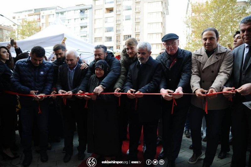 Eskişehirsporun lisanslı ürünlerinin satış mağazası olan ESSTORE’un yeni şubesi bugün gerçekleştirilen görkemli tören ile açıldı.