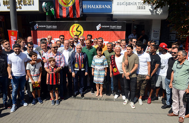 Spor Toto 1. Lig ekiplerinden Eskişehirspor'u mali yönden güçlendirmek için başlatılan kampanyaya Eskişehir Ticaret Odası (ETO) yönetimi ve üyeleri destek verdi. 